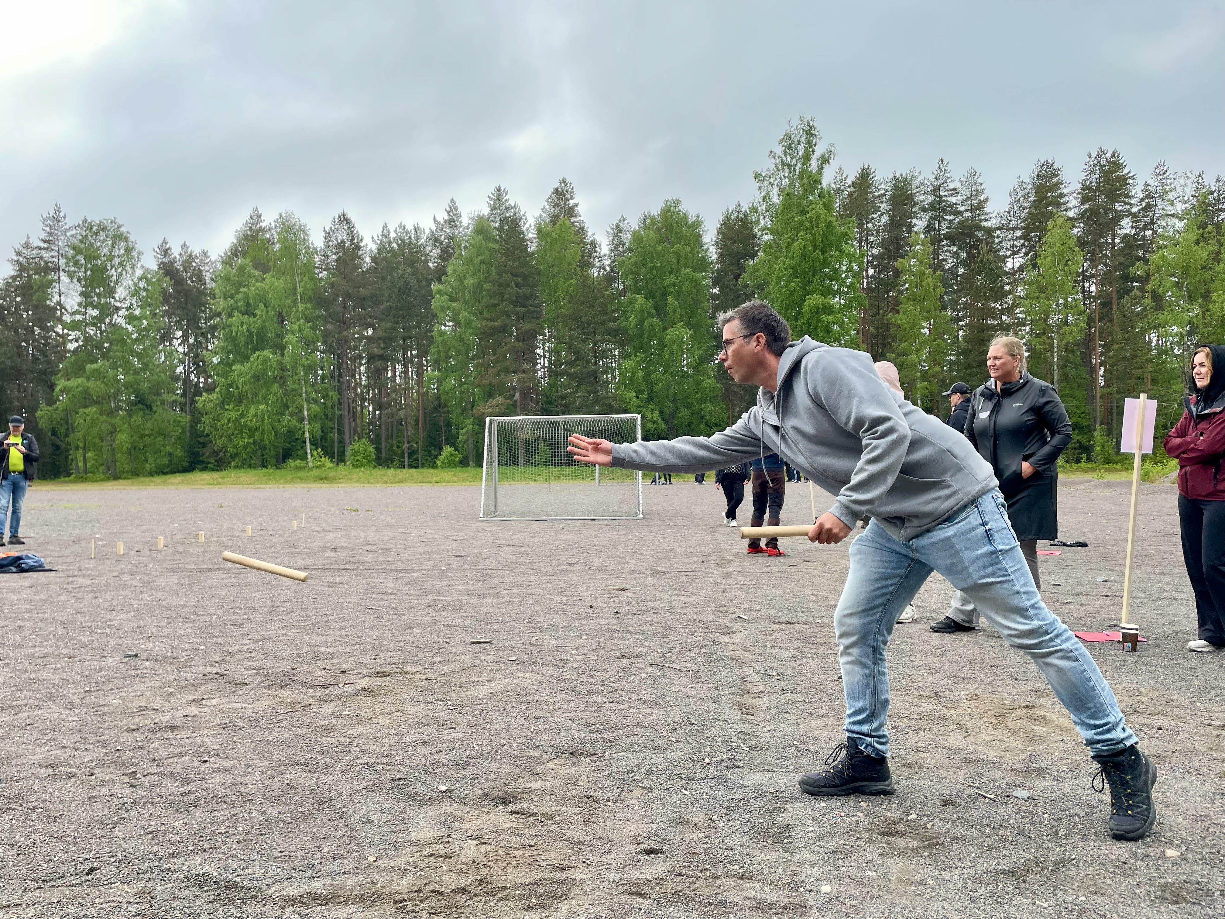 Person spelar kubb