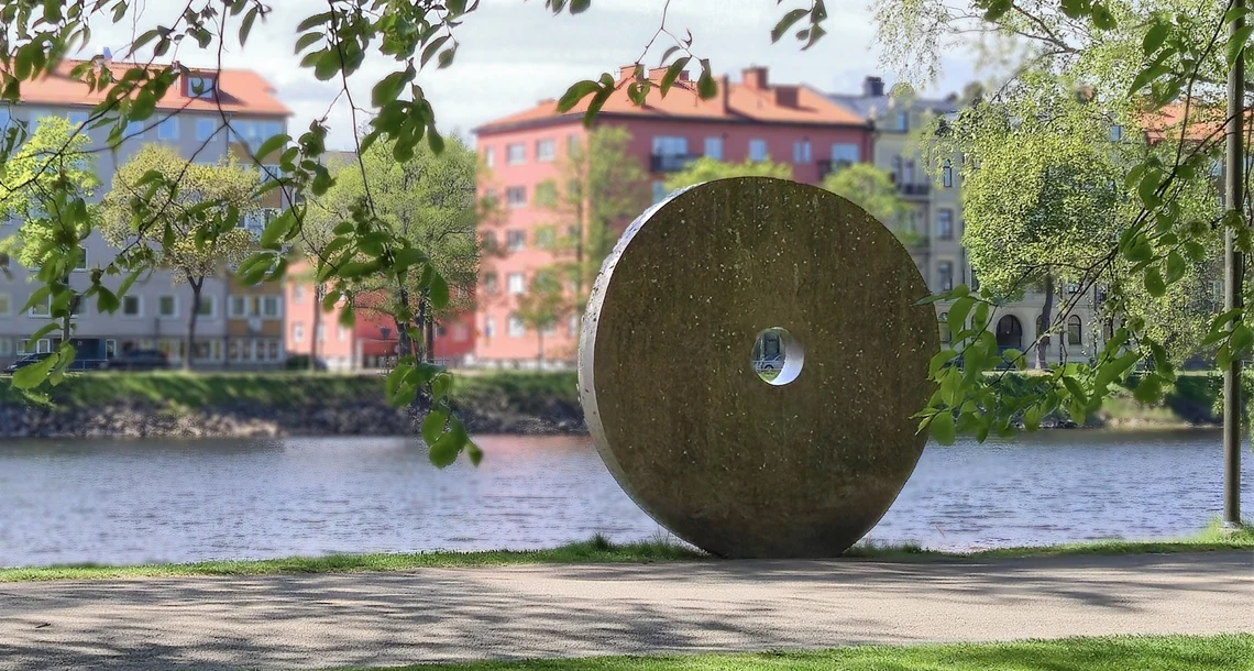 Konstverket Och solen har sin gång av Leo Pettersson