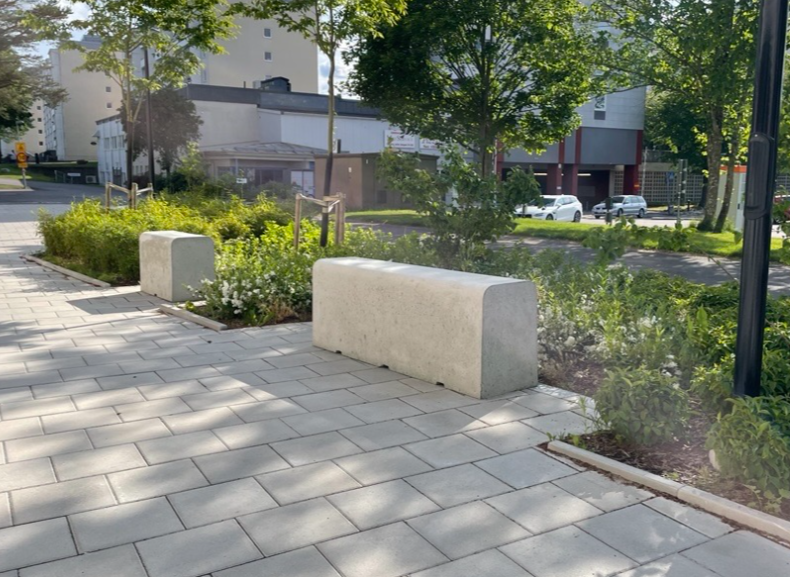 Växtbäddar intill en trottoar