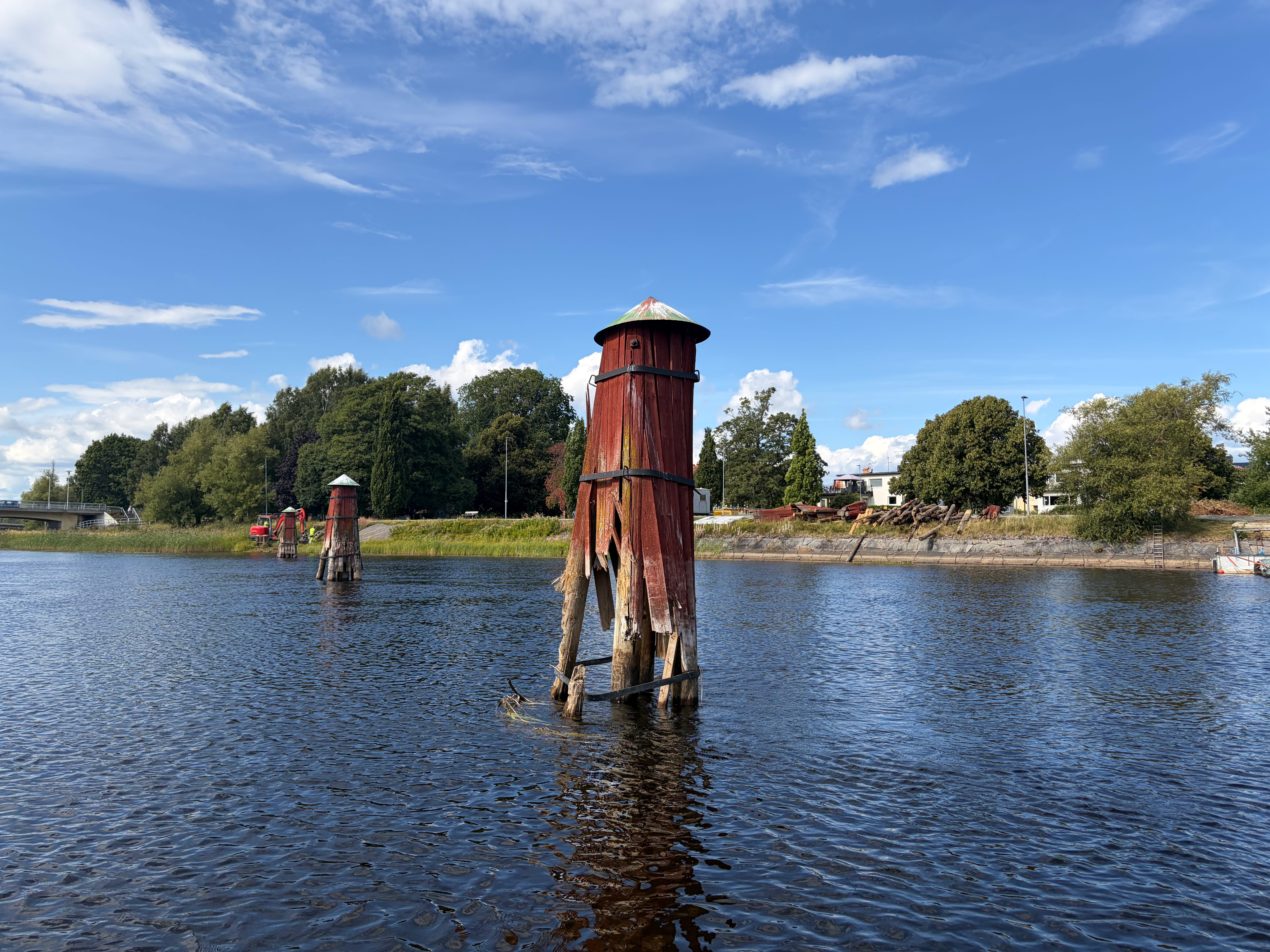 Röda trä konstruktioner placerade i vattnet. 