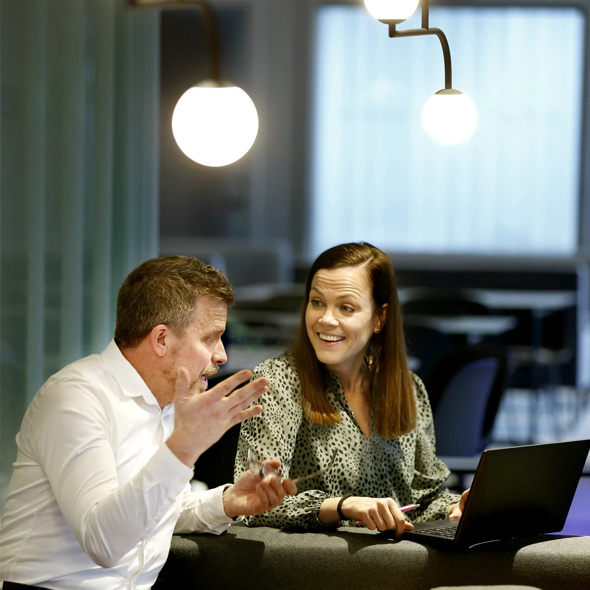 En kvinna och en man tittar på en dator tillsammans
