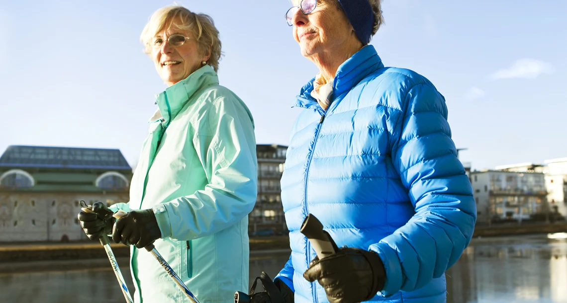 Två damer går stavgång i Inre hamn