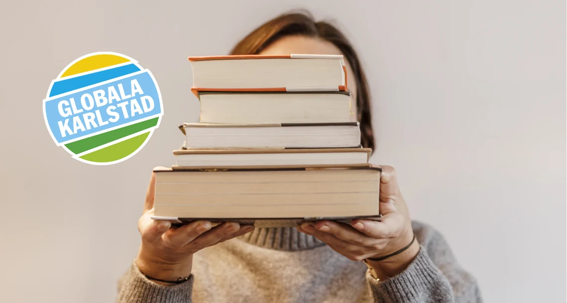 Person håller upp böcker