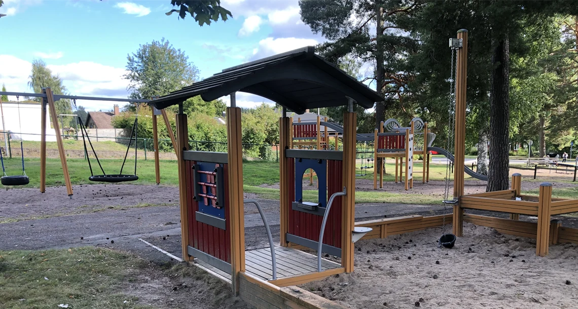 I Talluddens lekpark finns det bland annat snurrlek, klätterställning och tillgänglighetsanpassad sandlek.