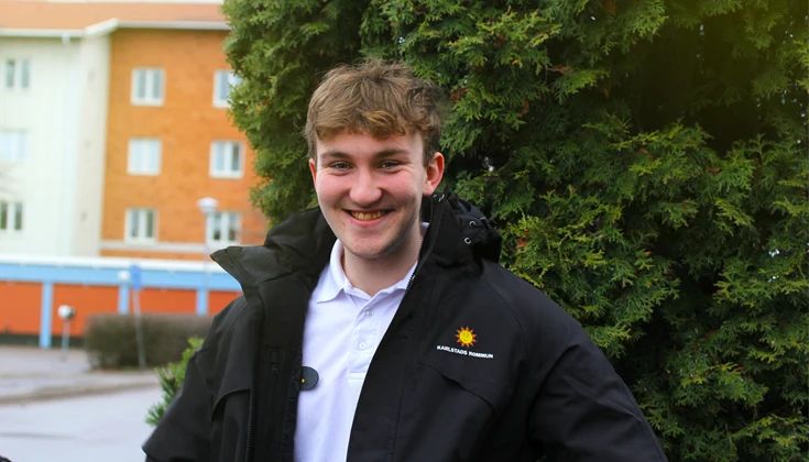 Medarbetare iklädd en arbetsjacka