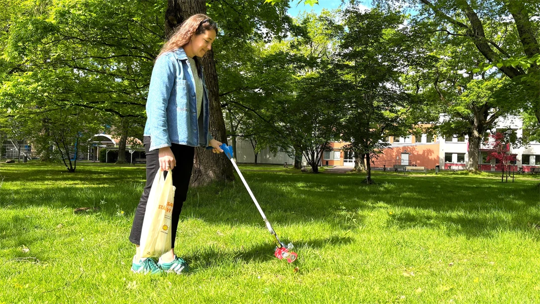 Plocka skräp med plocktång