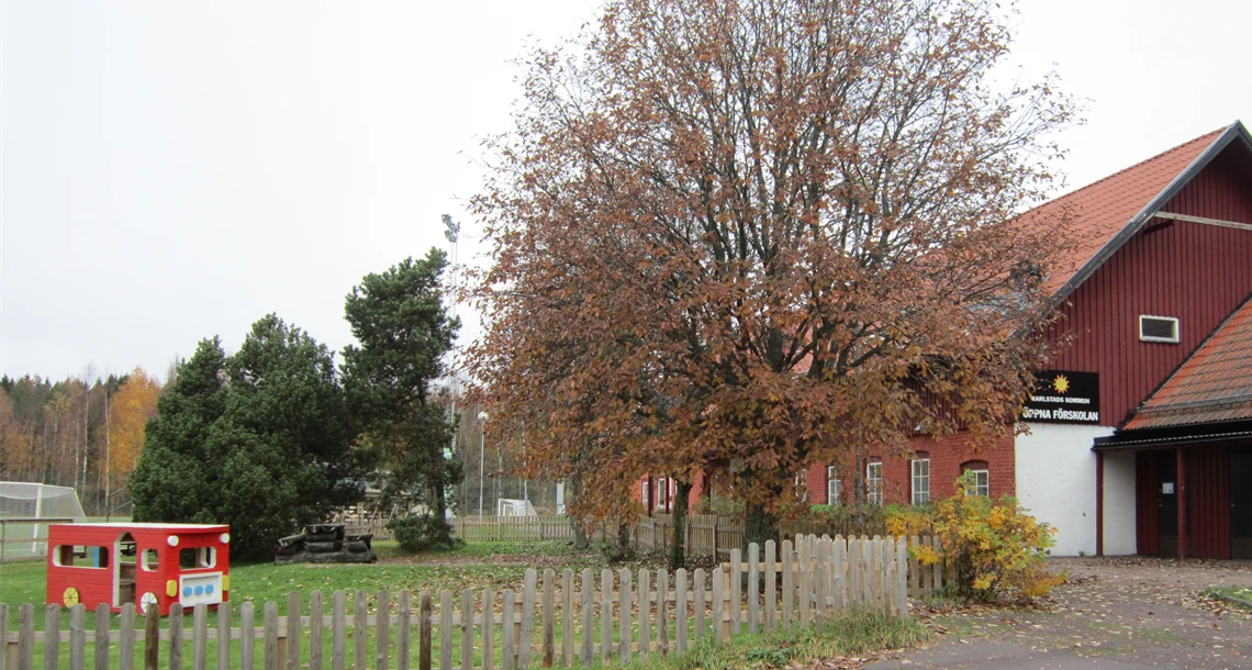 Huset och gården som tillhör öppna förskolan i Skåre.