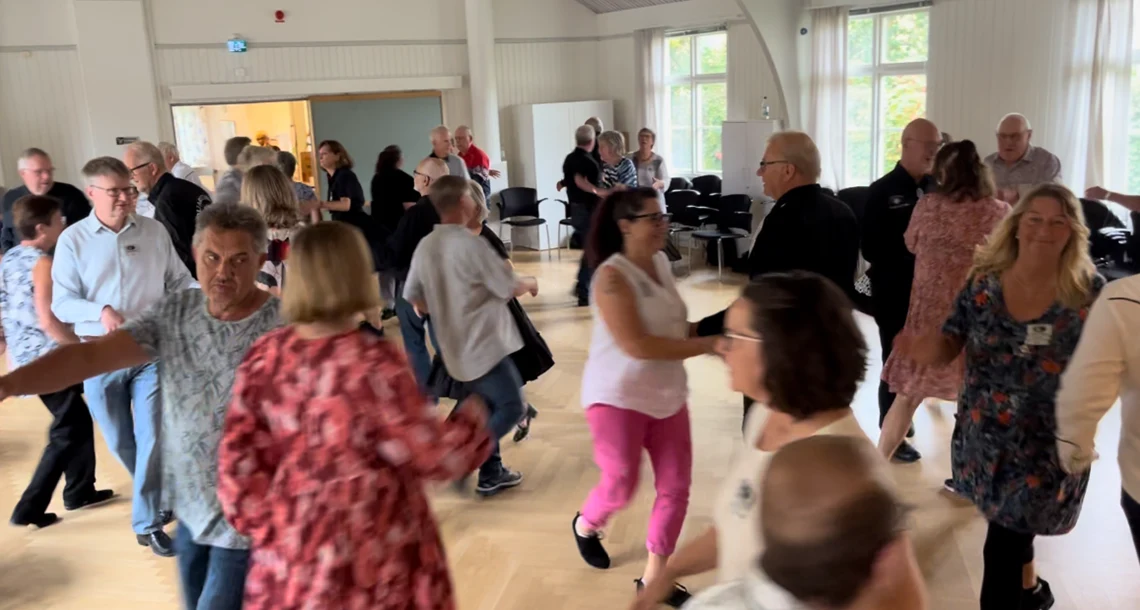 Personer som dansar squaredance