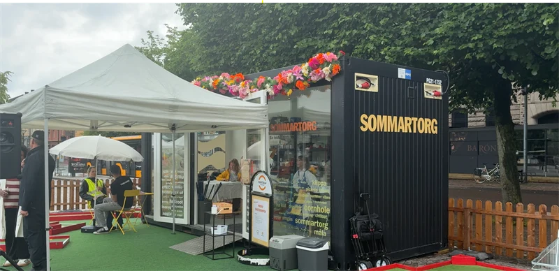 Sommartorgscontainern och personal på torget