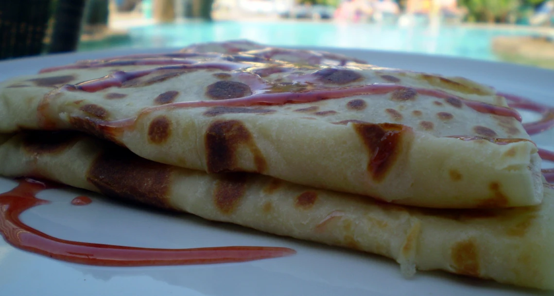 pannkakor med sylt på en tallrik
