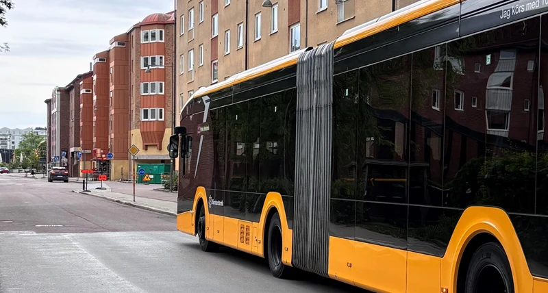gul buss på gata