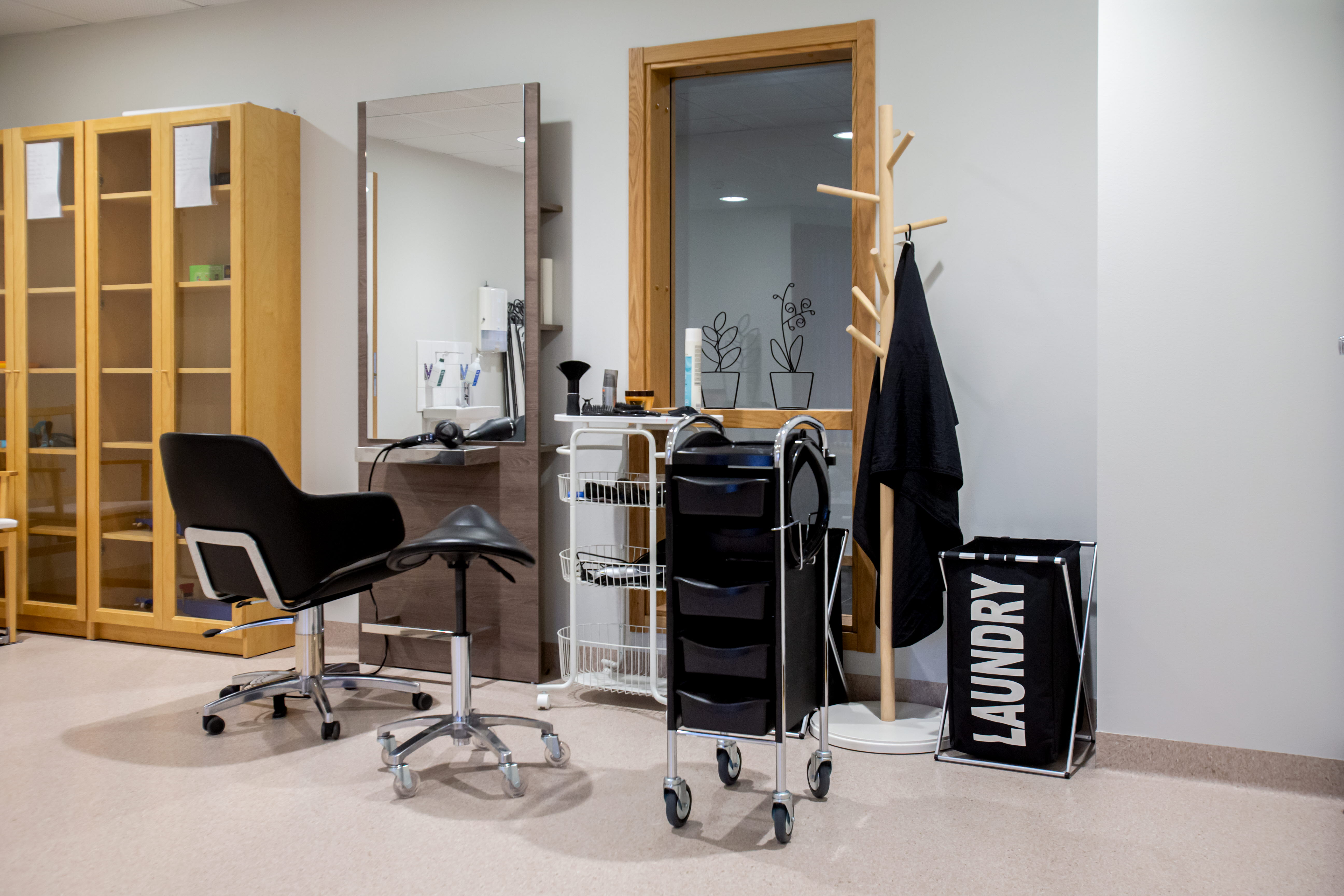 Frisörstol med tillhörande frisörverktyg samt en stor spegel
