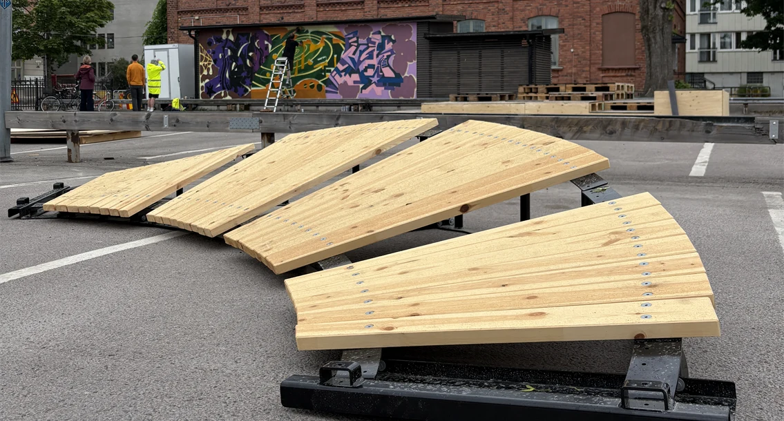Bild på en del av kommande cykelbanan, och i bakgrunden en ny grafitivägg. Det kommer finnas plats för cykelbana, dans, konst och rörelse på platsen under sommaren. 