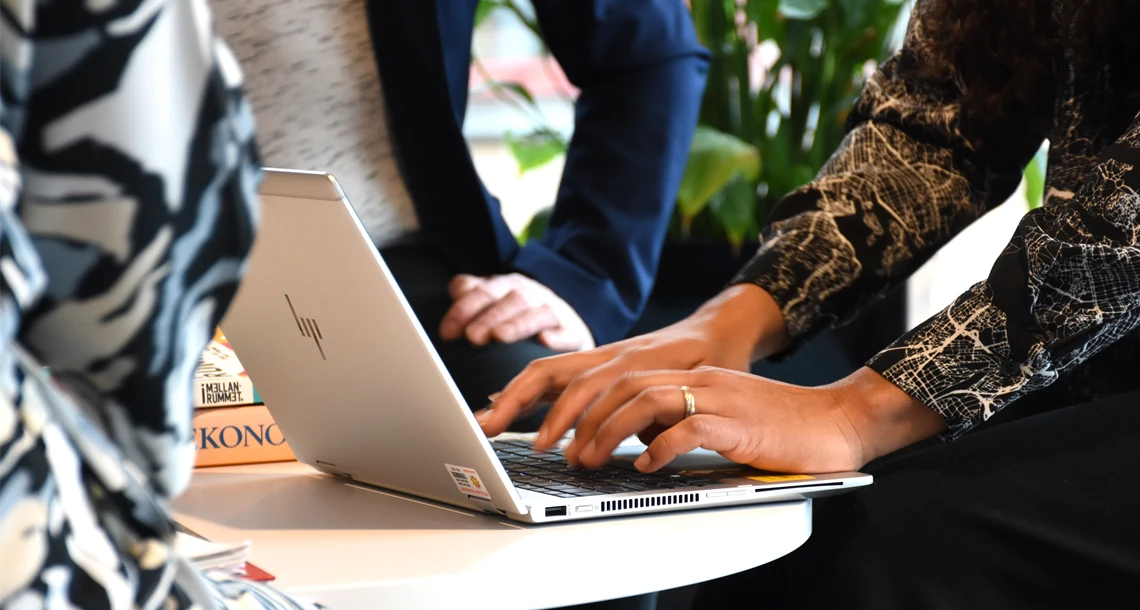 Händer som skriver på en bärbar dator