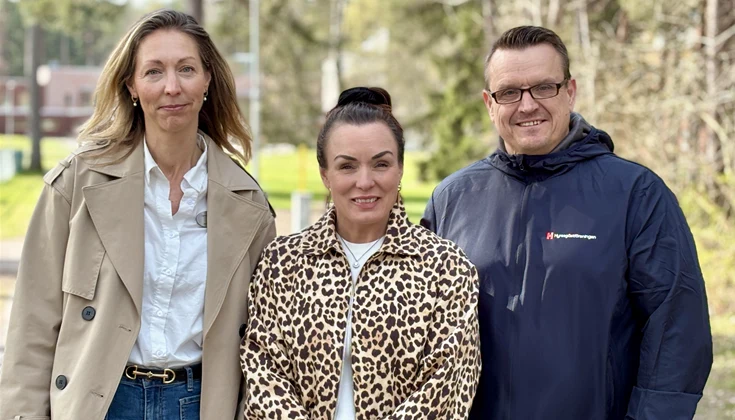 Camilla Wibert, rektor för Gruvlyckans förskola, Linda Larsson (S) kommunstyrelsens ordförande, och Stefan Lundmark Folkrörelseutvecklare Hyresgästföreningen.står tillsammans och tittar in i kameran.
