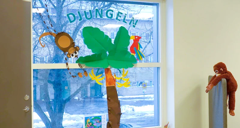 Bageriets förskola, fönster med djungeltema