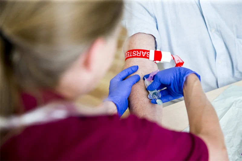 Vårdpersonal som tar blodprov på en vårdtagare