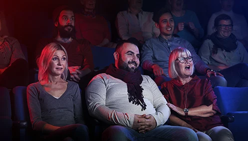 Människor sitter och kollar på film.