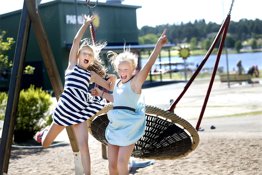 Barn hoppar från gunga på Orrleken