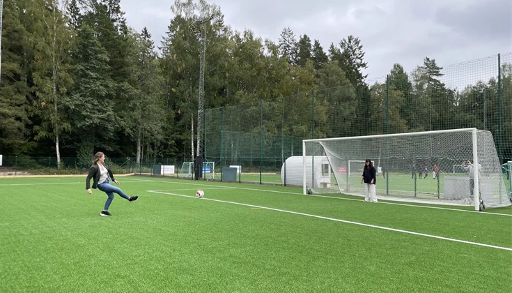 En boll skjuts i mål. Fotbollsmål.