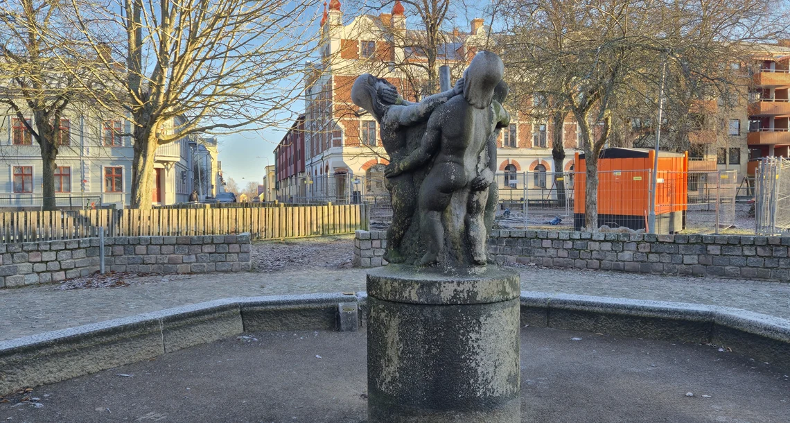 Konstverket Lekande barn av Oskar Johannesson