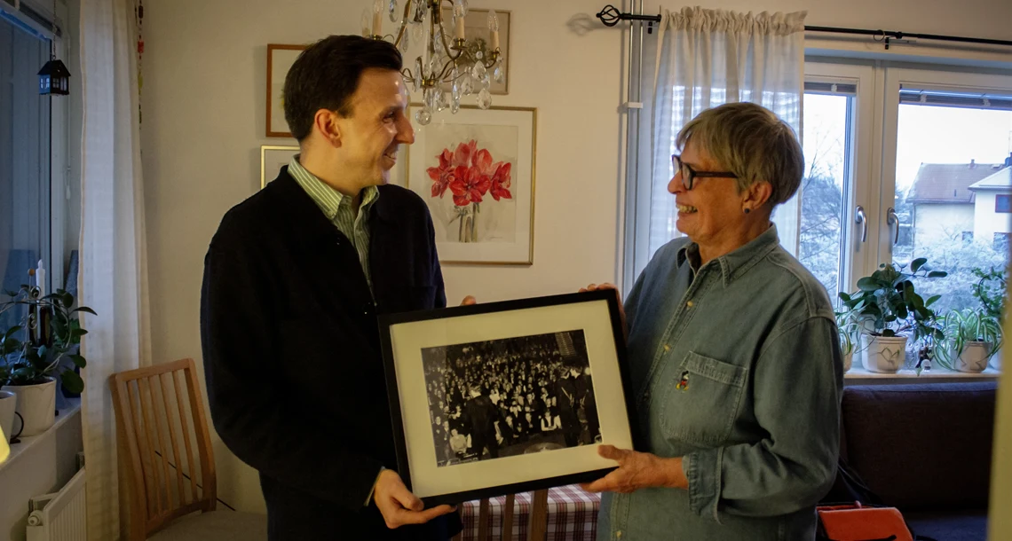 Stefan Jonsson och Märta Johansson håller upp ett inramat fotografi från Beatles konsert i Karlstad 1963.