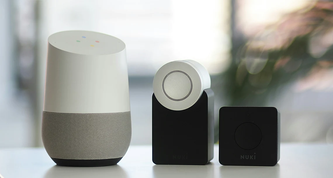 En högtalare, en smart klocka och en smart produkt/kamera