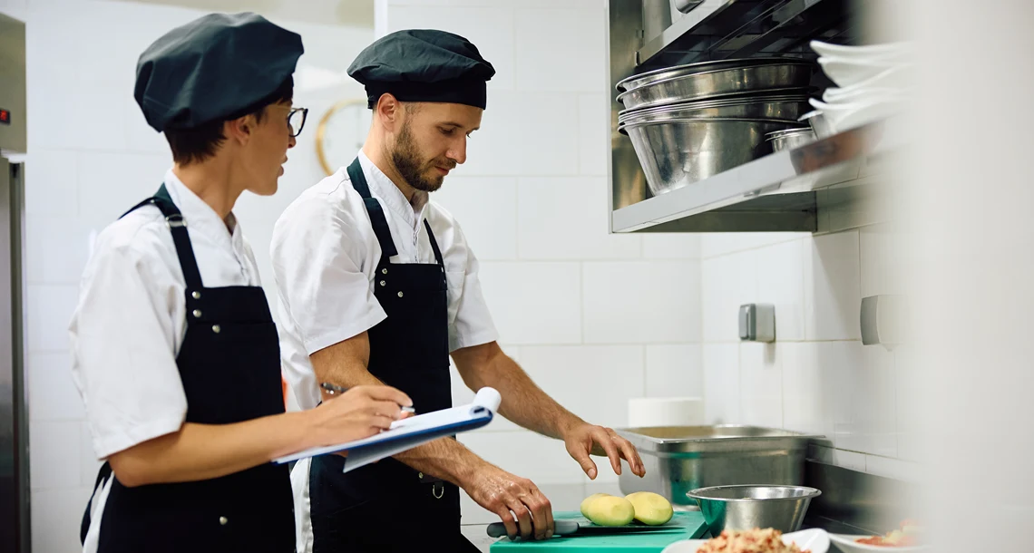 Två personer i ett restaurangkök