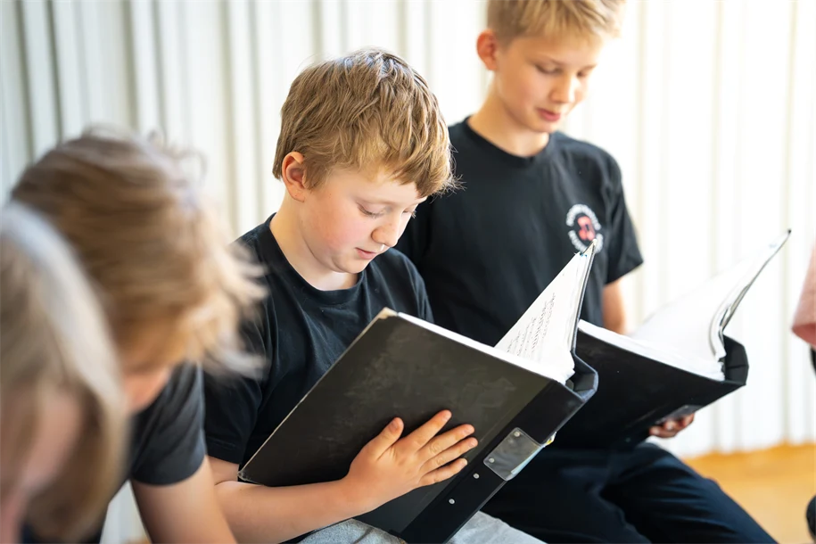 Två pojkar som sjunger