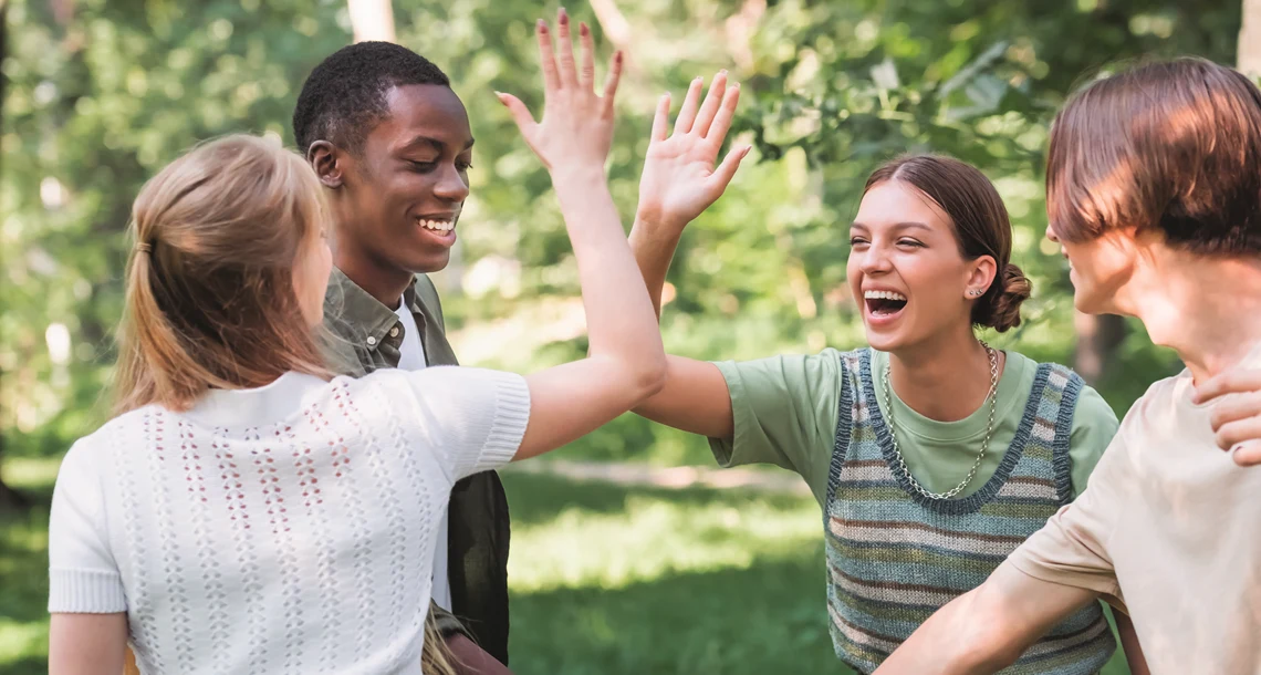Unga som gör en high five
