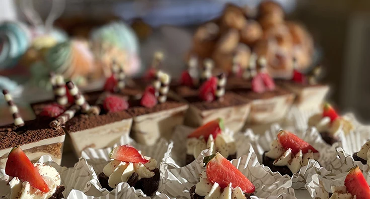 Närbild på bakverk och buffébord från Alsters herrgårds Afternoon tea