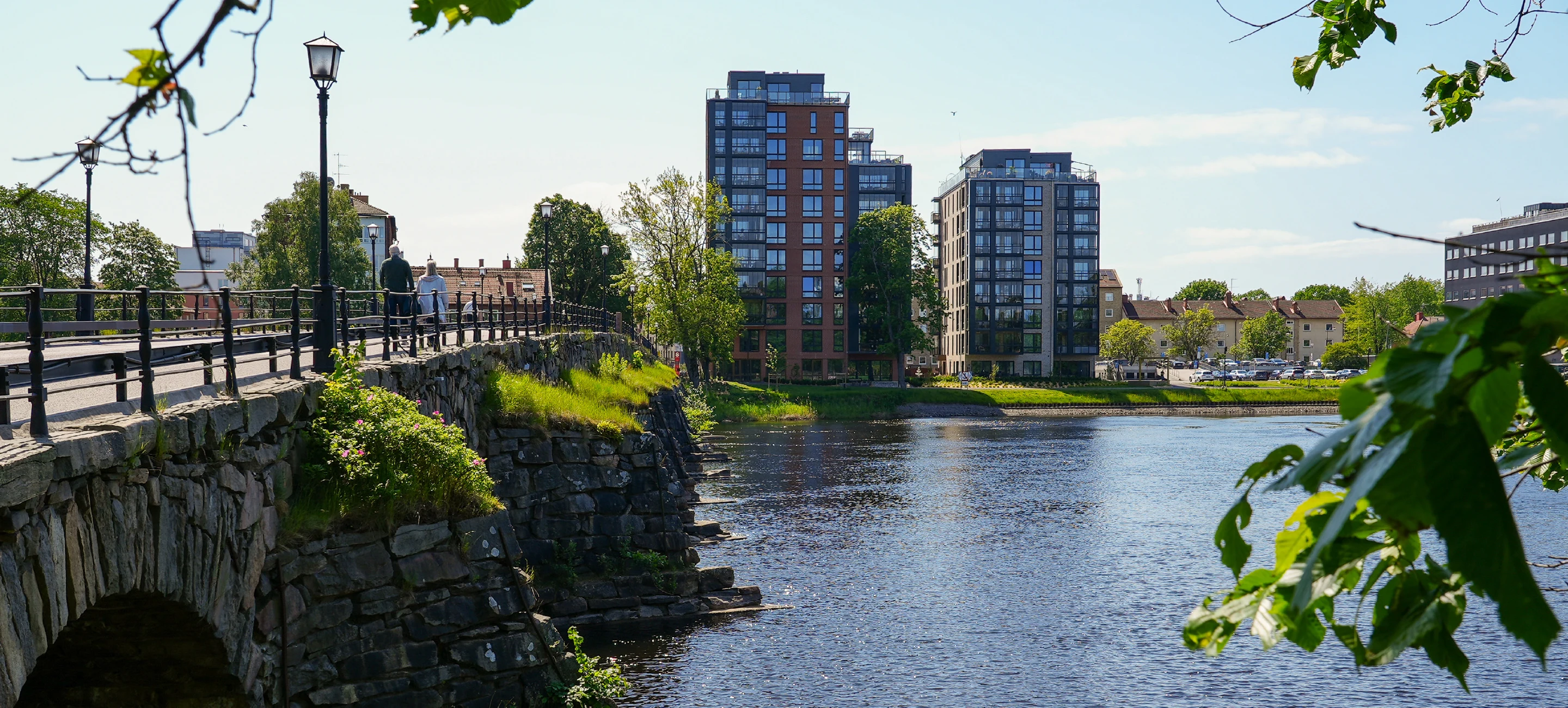 Stenbron med vy mot bostadshus