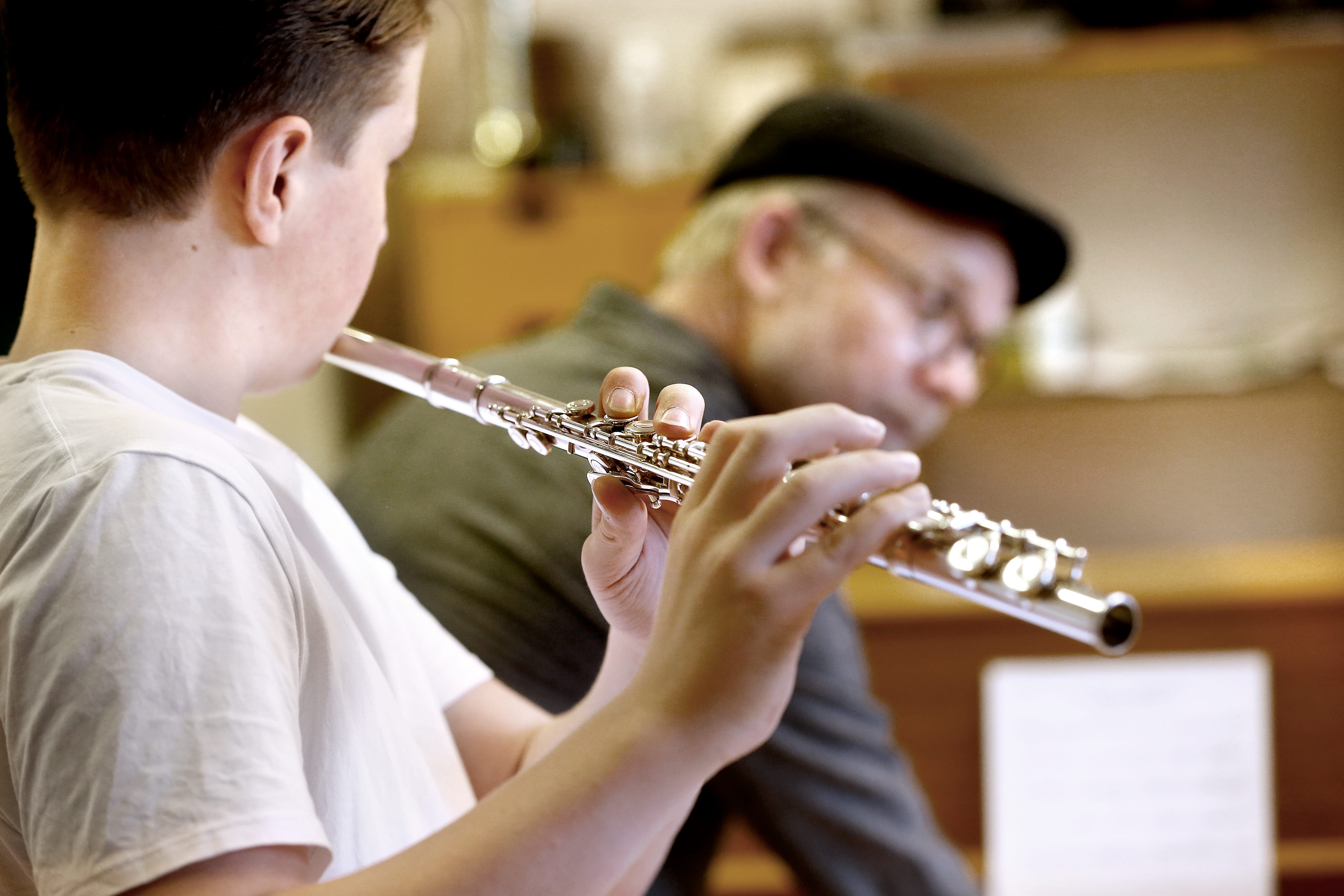 Elev spelar instrument