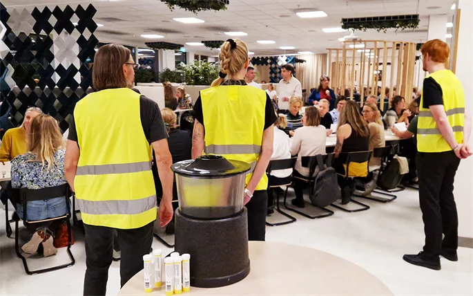 Personer med gula varselvästar vid bordet som visade krisscenariot. 