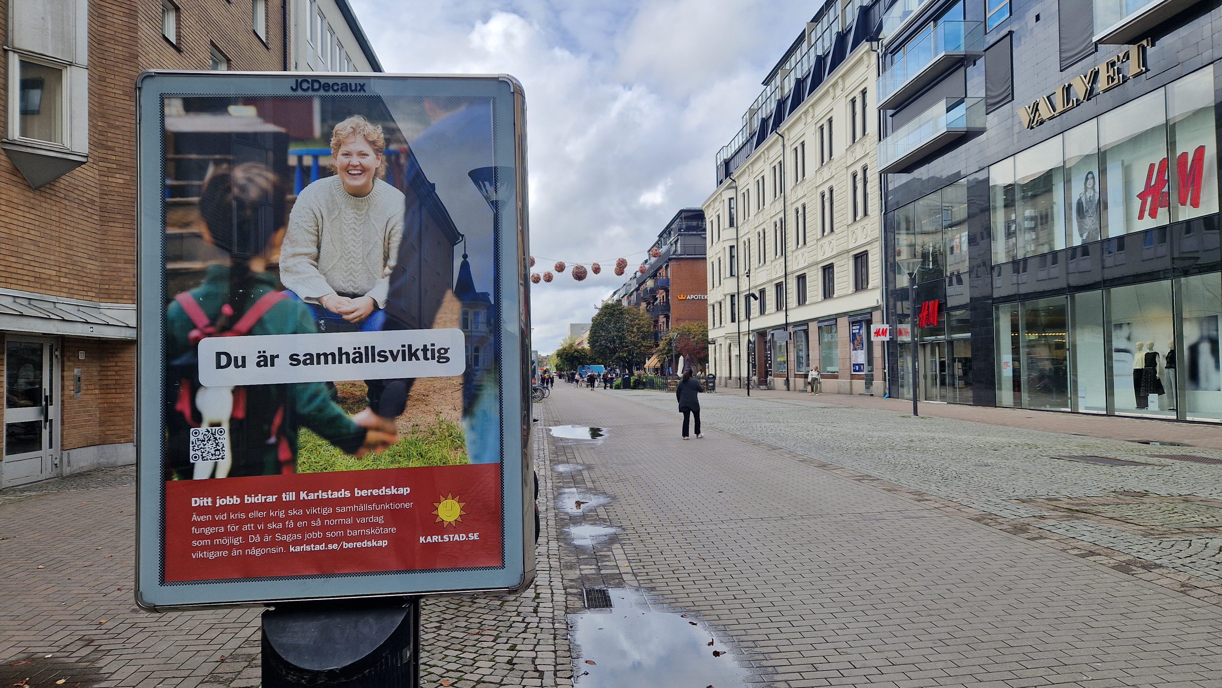 Stadsbild med reklamskylt
