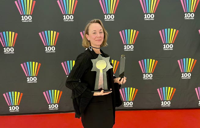 Sandra Boström, Årets Sola 2023, med priset i handen.