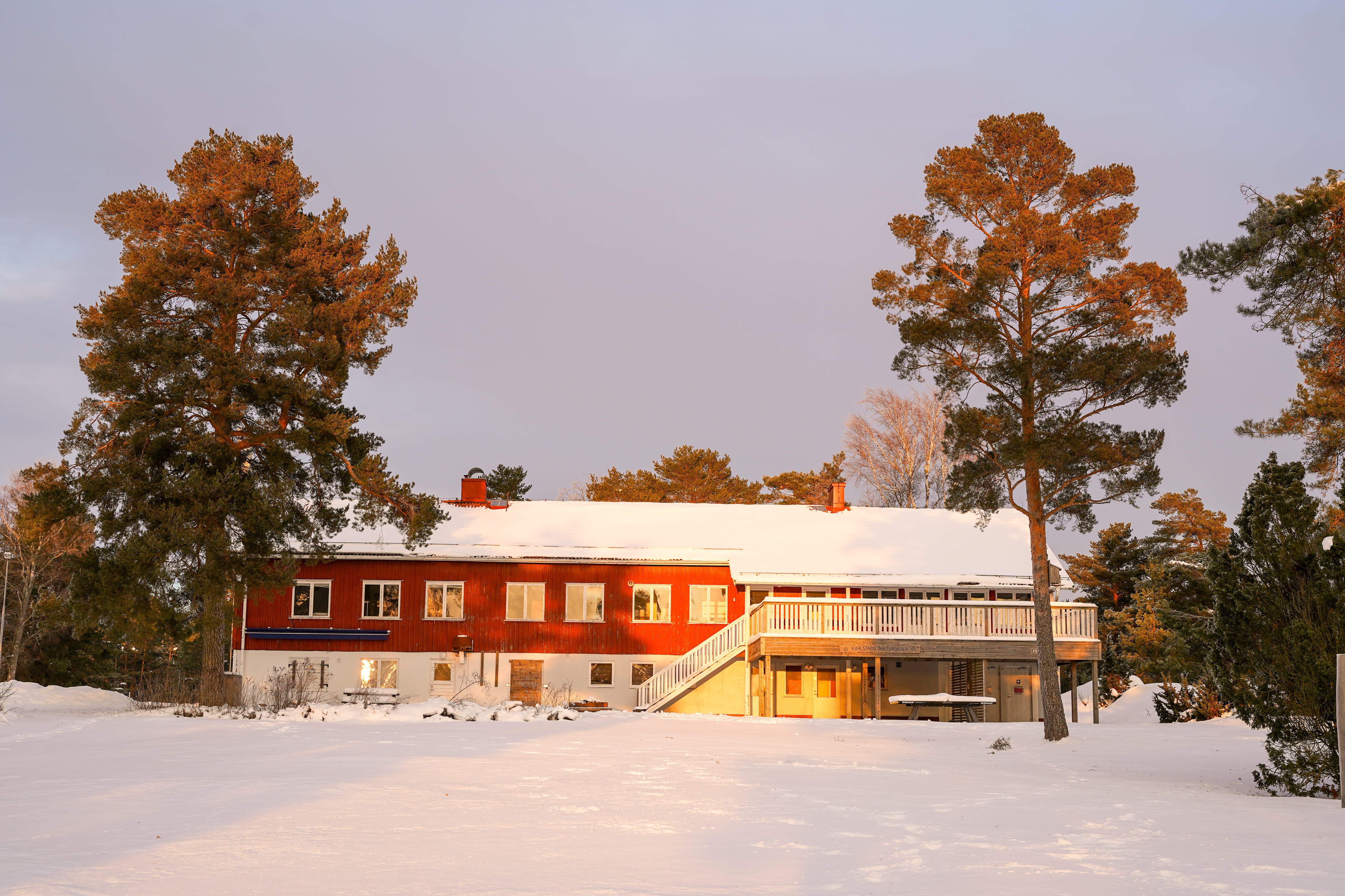 Byggnad på Skutberget i vintertid. Byggnaden har en skylt där det står Karlstads naturskola