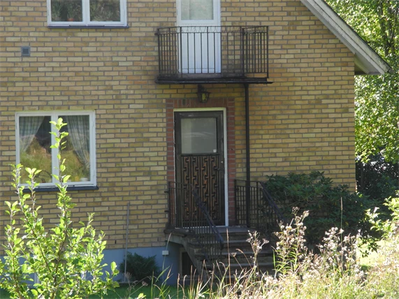 närbild fasad gul tegelbyggnad