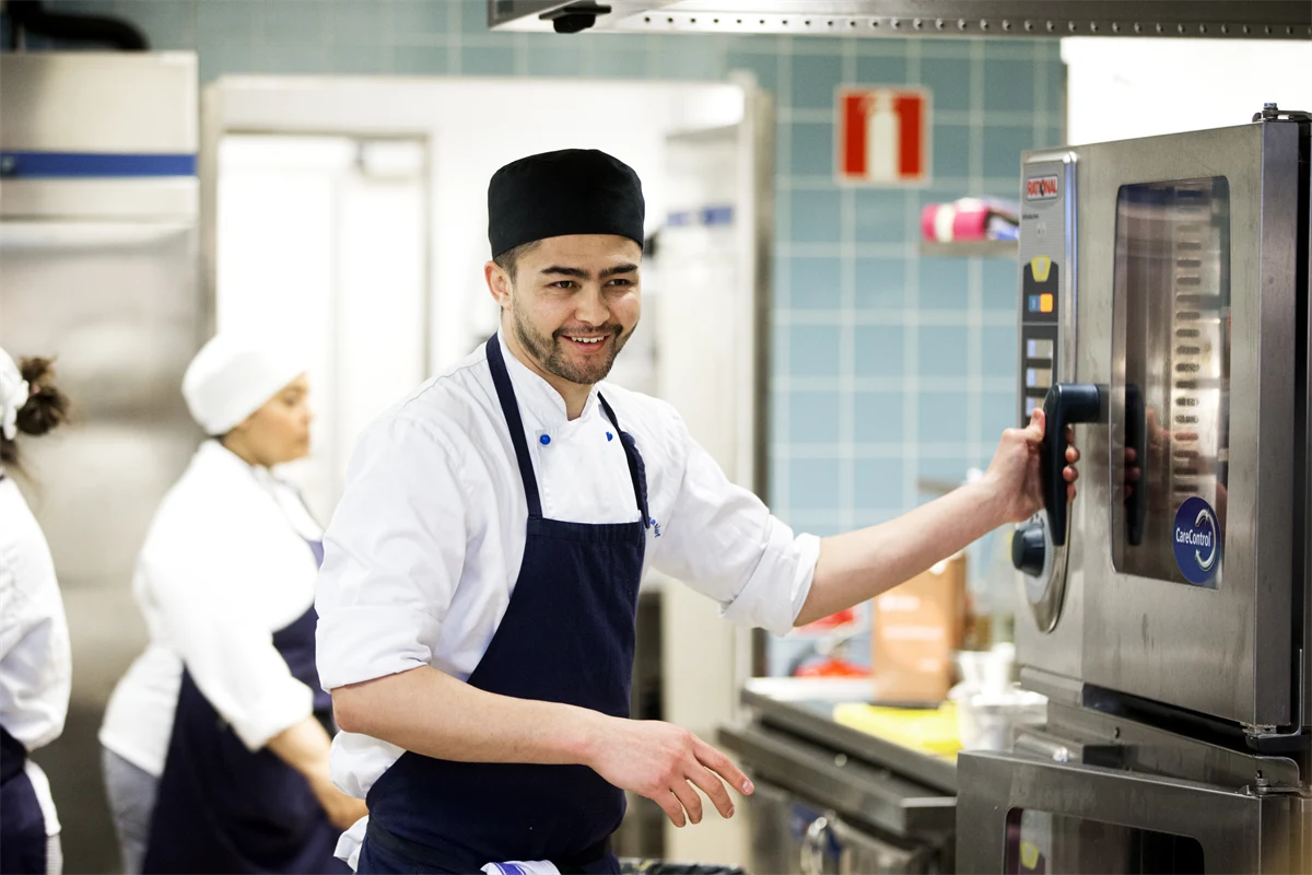 Kock-elev arbetar i ett restaurangkök