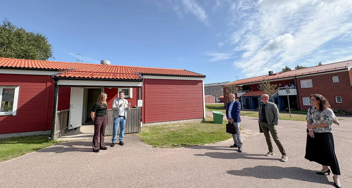 Pressträff geografiskt omställningslabb utanför tvättstuga på Kronoparken