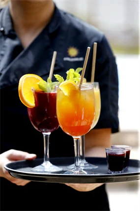 Servering av färgglada fruktdrinkar