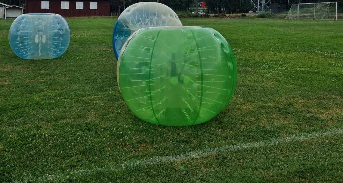 Bumperballs på gräsmatta