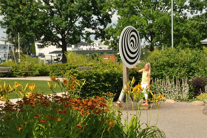 Ett barn i lekträdgården 