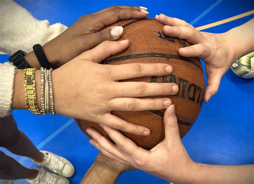 Sex händer på en basketboll