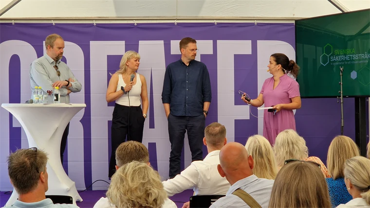 Fyra personer på en scen i samtal