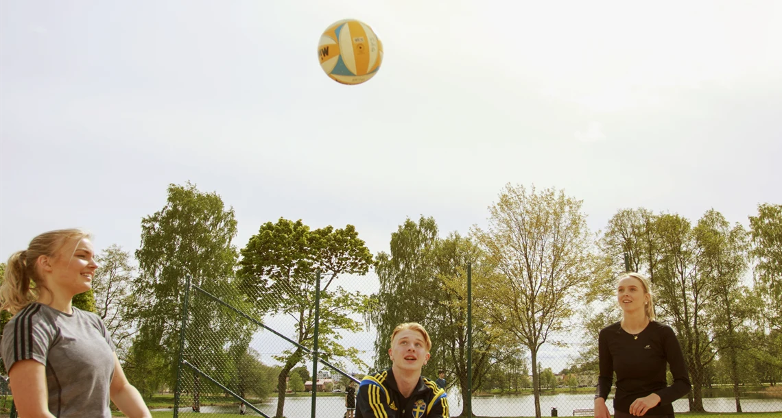 Ungdomar spelar beachwolleyboll