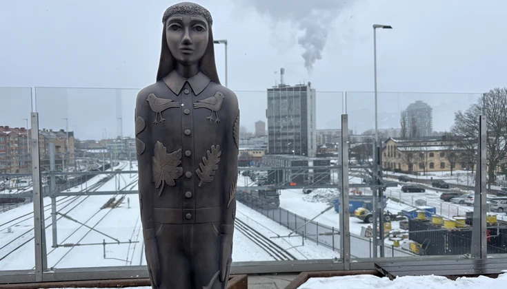 {"X":0.06,"Y":0.0,"Width":0.75,"Height":1.0}