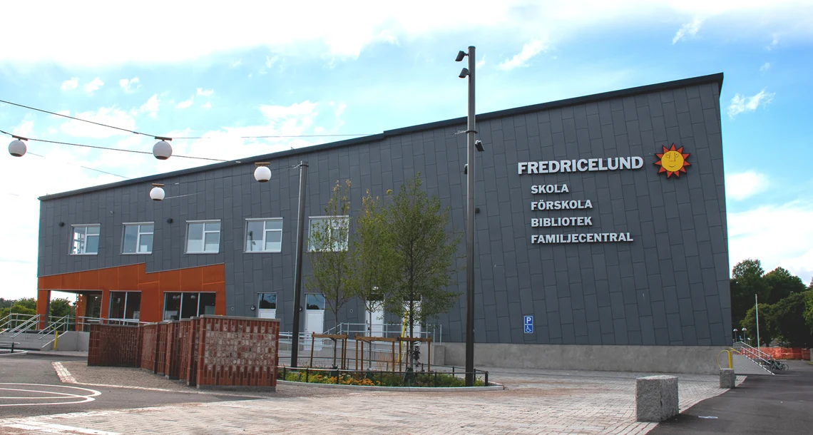 Fredricelunds sporthall ligger i samma byggnad som skolan.