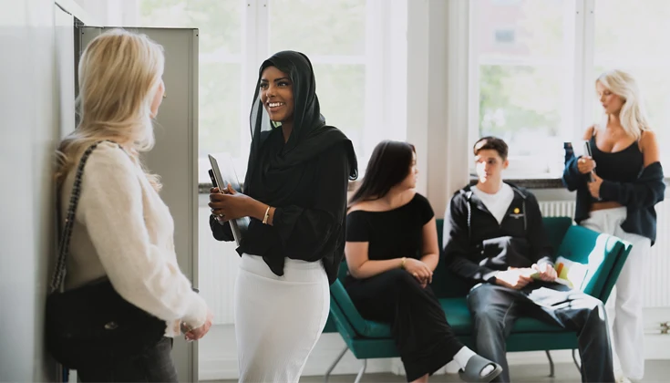 Gymnasieelever pratar med varandra i korridoren på Tingvallagymnasiet.