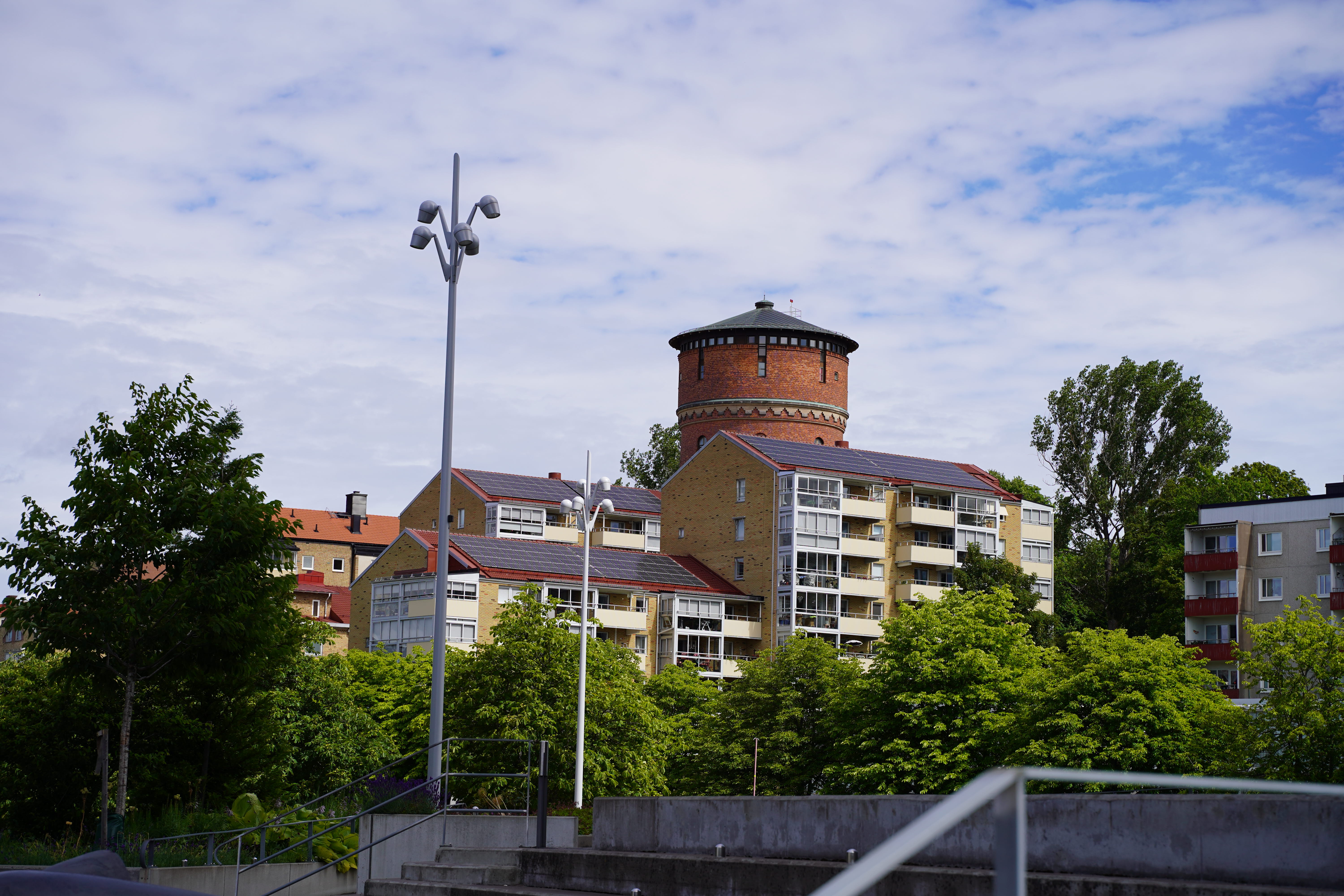 En vybild som visar lägenhetsbyggnader och gamla vattentornet i Karlstad